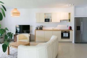 A kitchen or kitchenette at Apartman Balaton