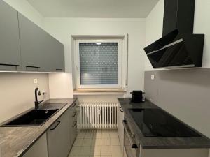 Kuchyň nebo kuchyňský kout v ubytování Zentrale Wohnung in Düsseldorf nahe Messe & Rhein