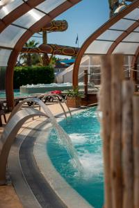 Bazén v ubytování CAMPING & SPA CAP SOLEIL nebo v jeho okolí