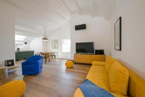 salon z żółtą kanapą i stołem w obiekcie Casale Piazzetta w Rovinj