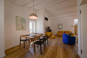 jadalnia i salon ze stołem i krzesłami w obiekcie Casale Piazzetta w Rovinj