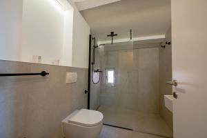 łazienka z toaletą i prysznicem w obiekcie Casale Piazzetta w Rovinj