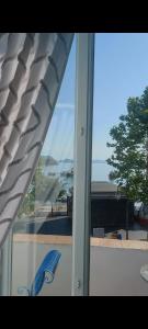 una vista su una finestra con vista sull'oceano di La Casa Sugli Archi a Ponza