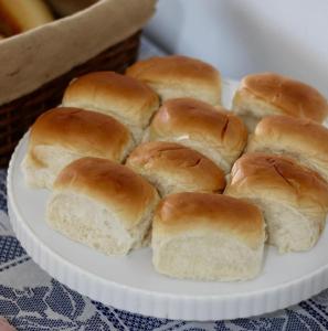 a plate of buns sitting on top of a table at HOTEL MONTANAS in Nova Friburgo