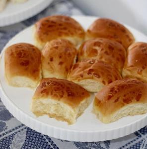 a white plate of buns on a table at HOTEL MONTANAS in Nova Friburgo