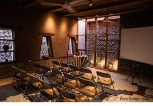聖佩德羅·德·阿塔卡馬的住宿－特蘭台酒店，一间房间,里面放着一堆椅子