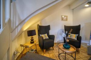sala de estar con 2 sillas y mesa en Hotel Coté Sud en Saint-Péray