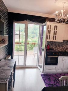 uma cozinha com uma porta aberta para um pátio em Hânetül Mabeyn em Rize