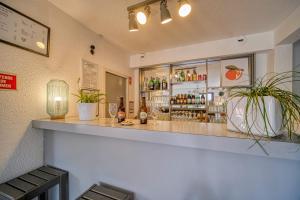 un bar en un restaurante con plantas en el mostrador en Hotel Coté Sud en Saint-Péray