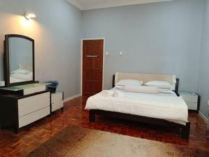 Postel nebo postele na pokoji v ubytování Omar Little Palace - 4 Bedroom Homestay Seremban