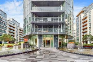 a tall building with a fountain in front of it at Battersea Luxurious Flat with AC and Free Parking in London