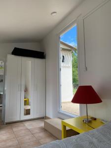 Ένα ή περισσότερα κρεβάτια σε δωμάτιο στο Maisonnette La Couronne plage