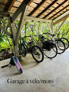 een groep fietsen geparkeerd onder een structuur bij La Maison de Romance d’Hauterive in Villeneuve-sur-Lot