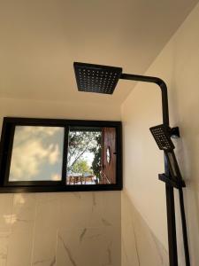una lámpara en la esquina de una habitación con ventana en LOOK Bungalows, en Ko Tao