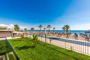 - une vue sur la plage depuis le balcon du complexe dans l'établissement Sea View Apartments ELDO, à Durrës