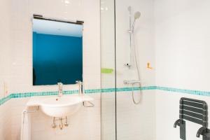 布魯塞爾的住宿－Smartflats - Monnaie，一间带水槽和玻璃淋浴的浴室