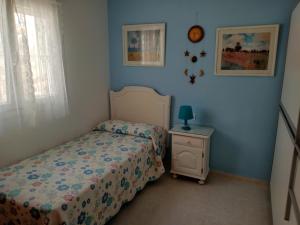 チクラナ・デ・ラ・フロンテーラにあるVilla Esperanzaの小さなベッドルーム(ベッド1台、ナイトスタンド付)