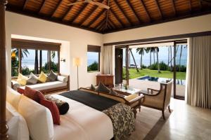 タンガラにあるAnantara Peace Haven Tangalle Resortのベッドルーム1室(ベッド1台付)、リビングルームが備わります。 +37枚の写真
