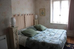 1 dormitorio con cama y ventana en La Gâtinaise, en Châtillon-Coligny