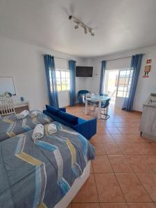 - une chambre avec un lit, une table et des chaises dans l'établissement Lovely new House - Guests Apartments, à Olhão