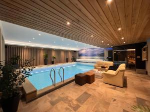 una grande piscina in una stanza d'albergo di The Script B&B ad Axel