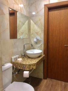 een badkamer met een wastafel en een toilet bij Maria Garden in Kranevo