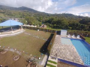 una vista aérea de un patio trasero con piscina en Finca Hotel Posada La Riviera, en Moniquirá