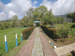 Finca Hotel Posada La Riviera外面的花园