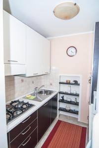Il comprend une cuisine équipée d'un évier et d'une cuisinière. dans l'établissement Apartma Sonček, à Bovec