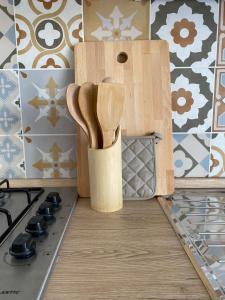 a wooden knife block sitting on a counter next to a stove at Foscolo 20 in La Spezia