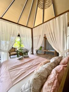 1 dormitorio con 1 cama grande y cortinas blancas en Soap Lady and More Fethiye, en Kızılcakaya