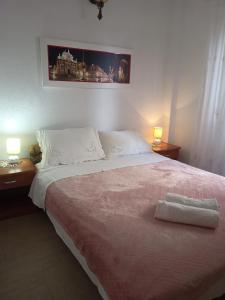 1 dormitorio con 1 cama grande y 2 mesitas de noche en Apartment Rina - Old Town, en Dubrovnik
