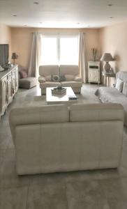 uma sala de estar com um sofá e uma grande janela em Villa de 5 chambres avec vue sur la mer piscine privee et jardin clos a Saint Florent em Saint-Florent