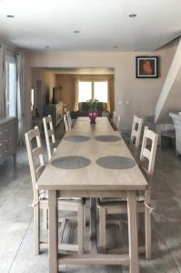 uma sala de jantar com mesa e cadeiras em Villa de 5 chambres avec vue sur la mer piscine privee et jardin clos a Saint Florent em Saint-Florent