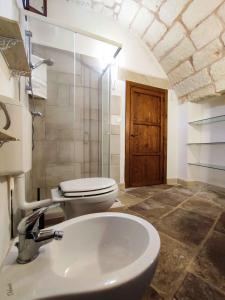 CannoleにあるOikia Vacanze La dimora del tabaccoのバスルーム(洗面台、トイレ付)