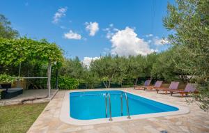 Bazén v ubytovaní Holiday Home Zagorski Put I alebo v jeho blízkosti + 32 fotografií