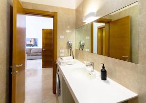 bagno con lavandino e specchio di Iria Residence a Torre dell'Orso