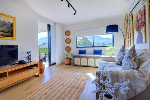 TV a/nebo společenská místnost v ubytování 204 Le Jardin, George