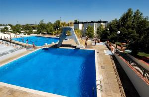 uma grande piscina com água azul em Hotel Eurosol Alcanena em Alcanena