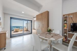 - une salle à manger avec une table et une vue sur l'océan dans l'établissement Sea View Apartments ELDO, à Durrës