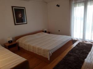 - une chambre avec 2 lits et une fenêtre dans l'établissement Villa Oliva, à Makarska