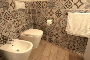 Ένα μπάνιο στο Comfy Two-Levels Apartment with Terrace! +23 φωτογραφίες