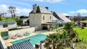 una vista aérea de una casa con piscina en Maison de 4 chambres avec piscine privee et wifi a Saint Germain du Pert a 5 km de la plage, en Saint-Germain-du-Pert