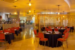 uma sala de jantar com mesas e cadeiras vermelhas em Hotel Eurosol Alcanena em Alcanena
