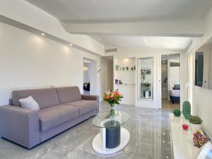 sala de estar con sofá y mesa de cristal en Luxury "Les Toits du Soleil" - Magnifique appartement avec terrasses et jacuzzi - Centre de cannes - By SCLS Locations en Cannes