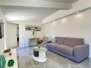 sala de estar con sofá y mesa en Luxury "Les Toits du Soleil" - Magnifique appartement avec terrasses et jacuzzi - Centre de cannes - By SCLS Locations en Cannes