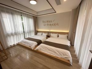 泳池3房别墅客房内的一张或多张床位