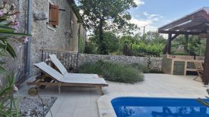 Bazén v ubytování Bonvivan House nebo v jeho okolí