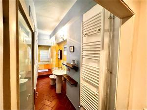y baño con lavabo y aseo. en Casa Florian, en Lucca