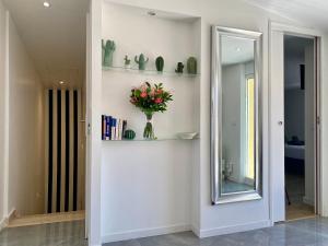 korytarz z lustrem i wazonem kwiatów w obiekcie Luxury "Les Toits du Soleil" - Magnifique appartement avec terrasses et jacuzzi - Centre de cannes - By SCLS Locations w Cannes